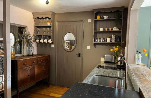 Quirky 1 bedroom barn on the river in Arundel - Foto 10