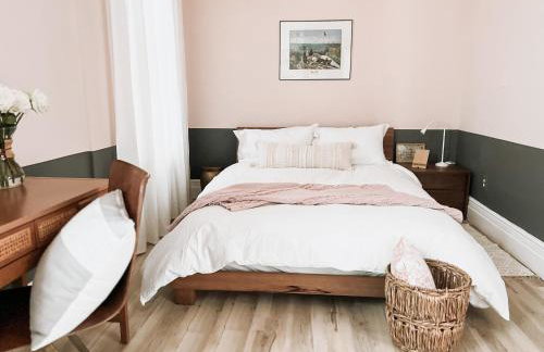 Designer Home 2 Bedroom - 20min to NYC WTC - Private Backyard - Foto 23