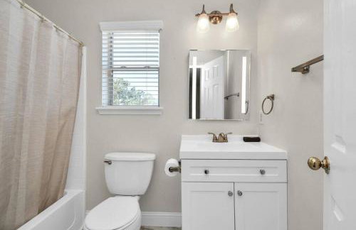 Tranquil 4-BR Oasis With Pool & Backyard Bliss! - Foto 35