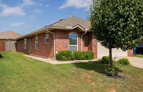 Cheerful 3 Bdrm space, 2 bath!. You gotta love it! - Photo 37