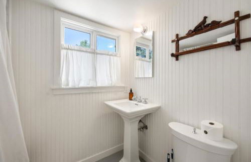 Scout's Lakehouse Retreat by Colby & Conrad - Foto 20