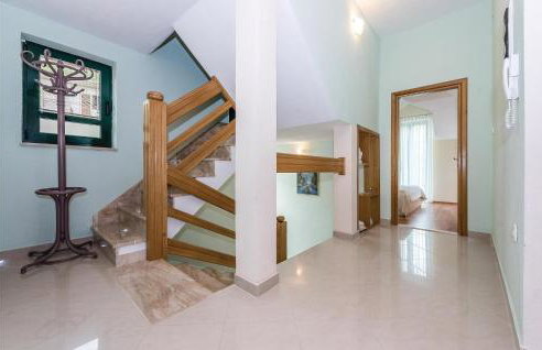 Awesome Home In Mirlovic Polje - Foto 33