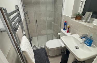 Detached 4BR House - Private Garden, Garage & Parking - Perfect for Long Stays, Families, Contractors - Photo 20