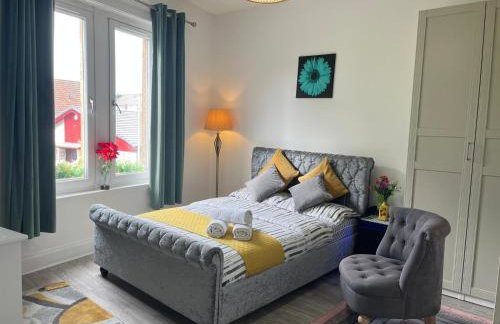 Entire Budget Friendly Apartment with Free Parking & Self Check-In - Photo 2