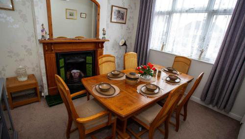 NEC, BHX Cosy 3 Bedroom House with Parking - Foto 2