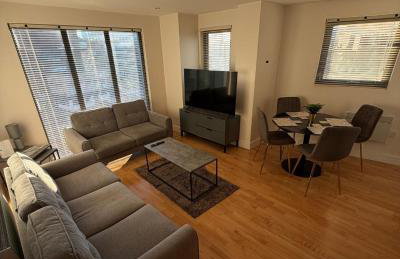 Central Liverpool 2-Bed Balcony Apartment by StaySavvy Accommodation - Photo 2