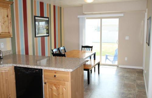 3 queen beds, 1 twin bed, 2 rooms, 1 and a half bath, self check-in, flexcation equipped - Foto 20