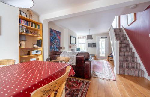 Chic 2-bedroom townhouse in vibrant Abergavenny - Foto 1