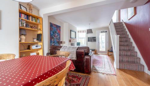 Chic 2-bedroom townhouse in vibrant Abergavenny - Foto 1, pet friendly