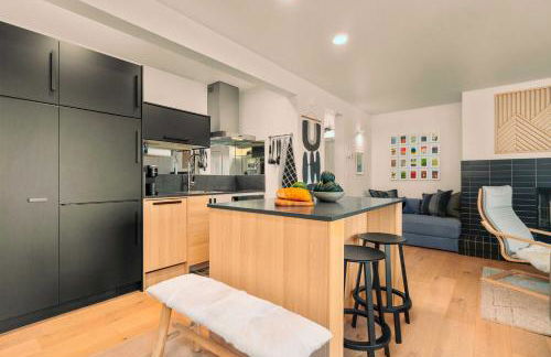 Chic Bend Condo with Fireplace and Forest Views! - Foto 12