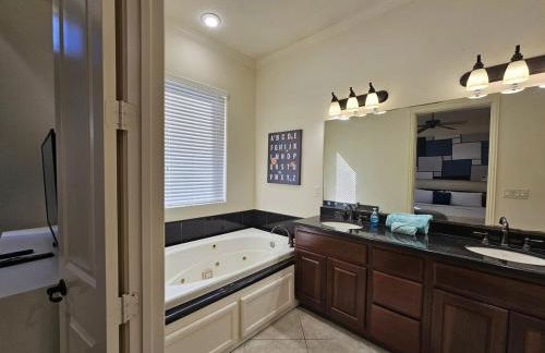 Galleria Comfort 3BR King Bed Private Jacuzzi and Garage - Foto 11