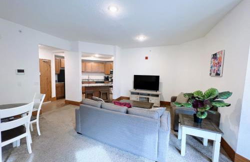 2BR Balcony Suite with Parking at The Grand Castle - Foto 19