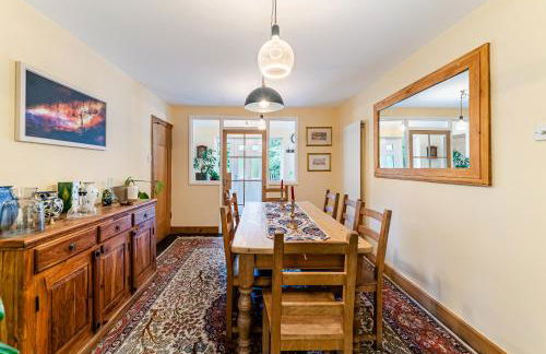 Whimsical Countryside Escape with Sprawling Garden - Foto 15