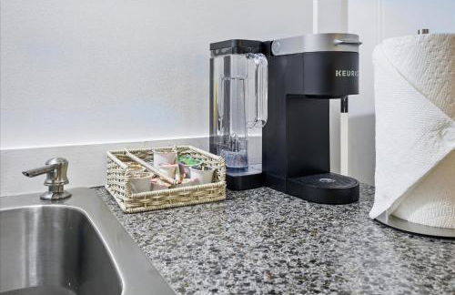 Family Spacious 5BR Retreat w Game Filled Basement Suite - Foto 48