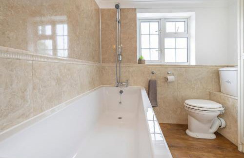 East Sussex Manor - Sleeps 12 - Hot Tub & Parking - Foto 22