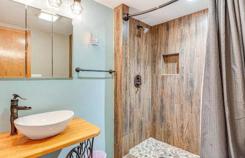 Lake Escape with Hot Tub and Docks in Hope! - Foto 15