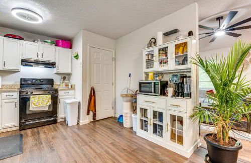 Easy I-20 Access to ATL Suburban Retreat with Yard - Foto 11