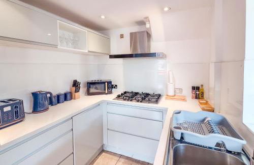 Raygill LT 4 Bedroom House By Furnished Accommodation - Private Parking - Perfect For Families & Contractors - Foto 11