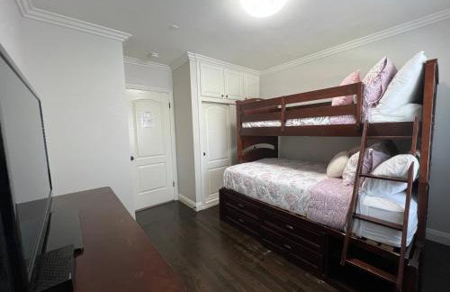 Gorgeous Pool Home 1/2 Mile Walk to Disney - Foto 8