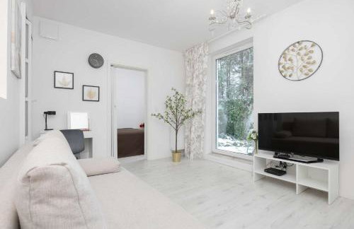 Jasny Apartament z Tarasem i Parkingiem by Noclegi Renters - Foto 17