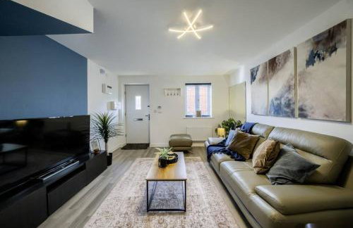 3 BedRoom house, Sleeps 6 with Full Kitchen, Garden and Free Parking - FREE Wi-Fi near Milton Keynes Bowl - Foto 19