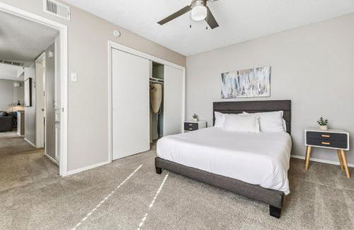 Sleek 2BR Stay with Pool, Gym, and Modern Comforts - Foto 15