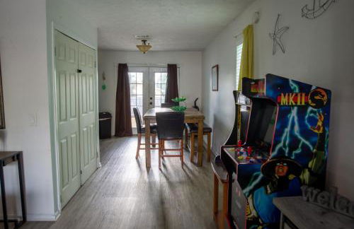 OceanView Oasis - Relax with Hot Tub, Breakfast, Fire Pit & Putting Green! - Foto 17