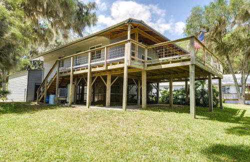 Renovated Crescent Lake Escape with Waterfront Deck! - Foto 17