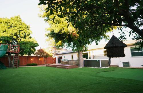 Cheerful 3BR Bar, Jacuzzi & Kids Treehouse - Foto 23