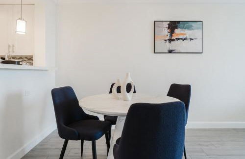 Modern Two Bedroom Suite with 2 King Beds Pool and Steps from the Beach - Foto 12