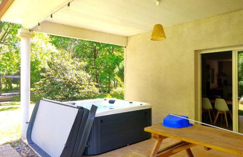 Le Parc Jean Édouard - Spa avec jacuzzi privé - Superbe villa 4 chambres - 9 couchages - 6 lits - Poêle - Parking - Climatisation réversible- Terrasse ombragée et grand jardin - Foto 12