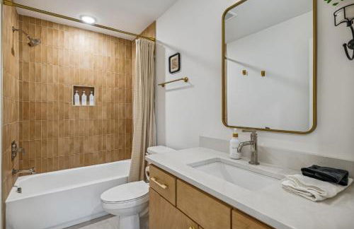 Modern Multi-Level Retreat with Rooftop Hot Tub - Foto 42