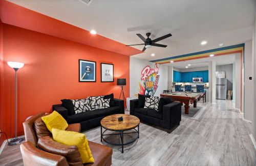 Modern 3-Story Townhome w Pool Table, Sleeps 10 Near Stadiums - Foto 35