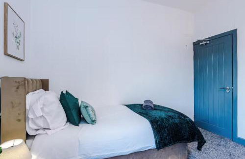 Three Bedroom House in Wigan - Perfect for family! - Photo 3