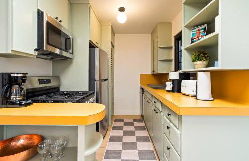 Luxe Treehouse Apt•Walk to Town•King Bed•Sleeps 4 - Foto 8