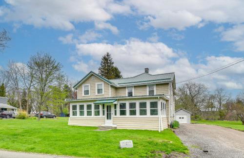 Walk to Beach! Sodus Point Escape with Private Yard - Foto 35