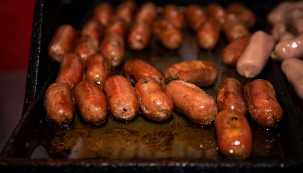 Medellín Street Food Tour - Foto 4, Treat yourselves to some juicy chorizos from Antioquia