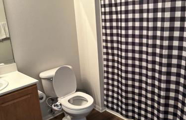 Spacious,2Queen beds, free parking, pool&gym and central location - Foto 22