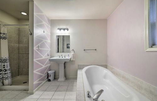 Hot Tub and Yard Stroudsburg Home in Poconos - Foto 16