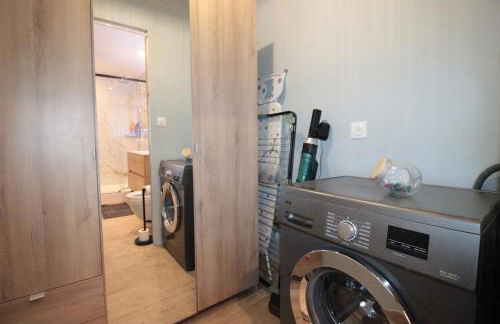 Luxury Studio, Rez de chaussée, Parking privé vidéo surveillance, Canapé haute qualité convertible couchage 2 personnes, Centre Ville proche, Restaurant, boulangerie 2 minutes à pied, Terrasse - 800mètre carré de terrain - Géré par Presta-Zen'Services - Foto 26