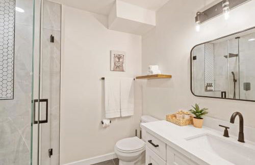 Spacious Modern Retreat w Game Room and Yard - Foto 52