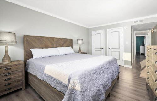 Oceanfront 2 Bedroom Modern Beach Condo w Pool - Foto 22