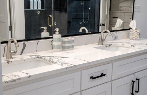 Modern Retreat 10 min-Oaklawn BBQ grill Pavillion Kids playground - Foto 46