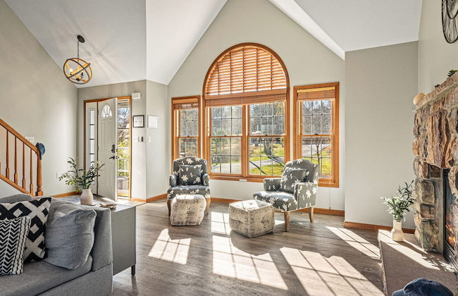 Laker s Pointe by Avantstay Lakefront Private Peninsula Hot Tub Game Room - Photo 8