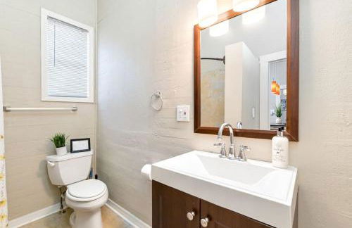 Charming and Historic Bungalow Near All - Foto 6