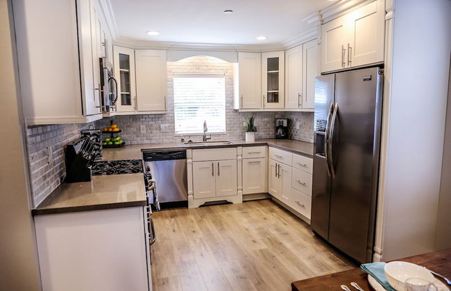 Adorable 3 Bedroom 2 Bath Home - Photo 8