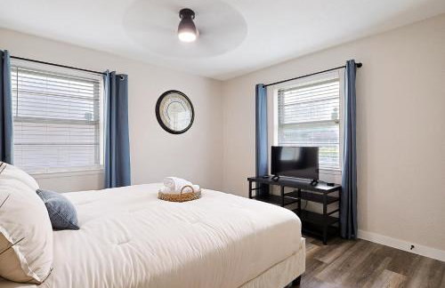 Luxury 4BR Retreat 10 Mins to Downtown & Lake - Photo 23