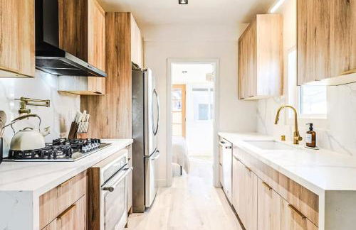 LA Retreat: Stylish 3BR Villa - Photo 11