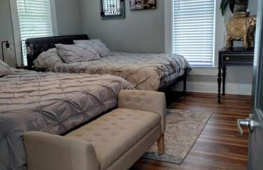 The Bluebird Guesthouse *walk to downtown* - Photo 36