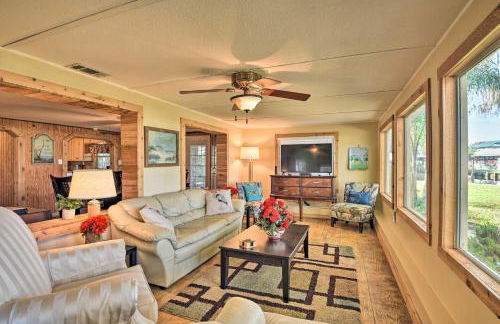 St Johns River Canal Home with Grill! - Foto 3